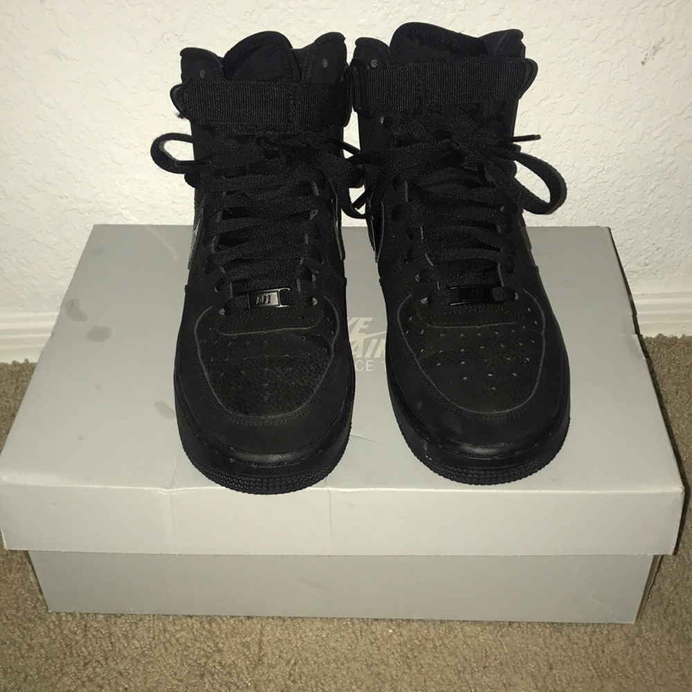 Black nike high top Air Force 1’s
